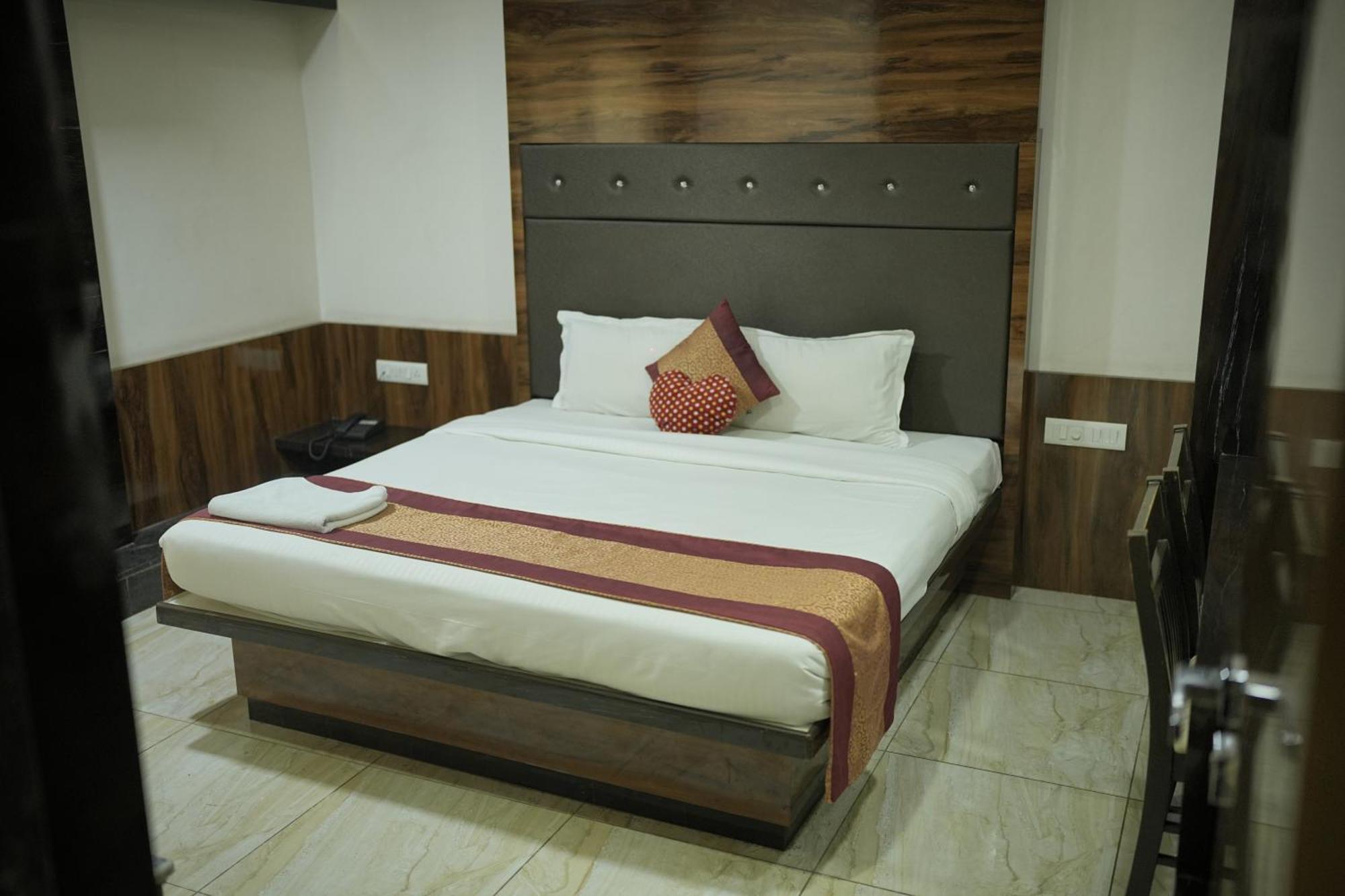 Atharva Hotel جولبارجا المظهر الخارجي الصورة