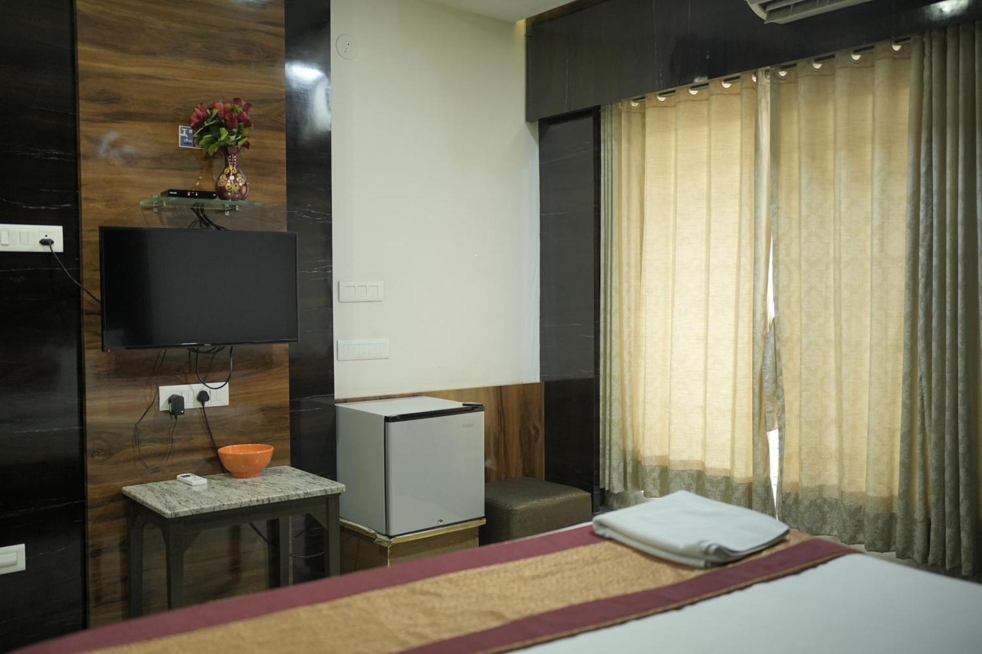 Atharva Hotel جولبارجا المظهر الخارجي الصورة